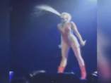 Miley Cyrus escupe agua a sus fans Miley Cyrus escupe agua a sus fans