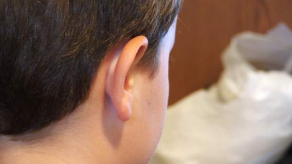 Un niño, de espaldas Un niño, de espaldas