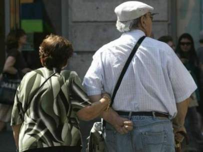 Ancianos paseando