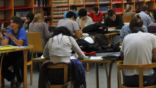 Estudiantes universitarios Estudiantes universitarios