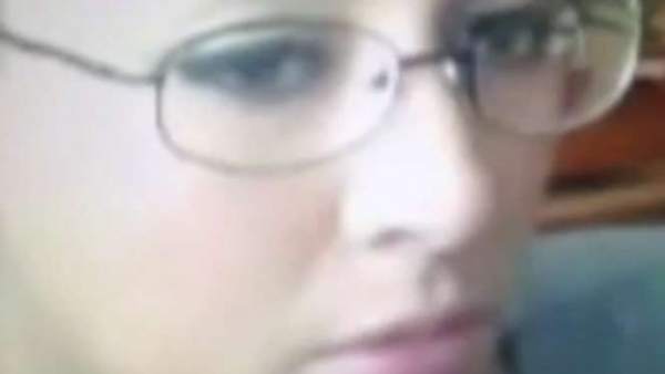 Mujer confronta a maestra por teléfono Mujer confronta a maestra por teléfono