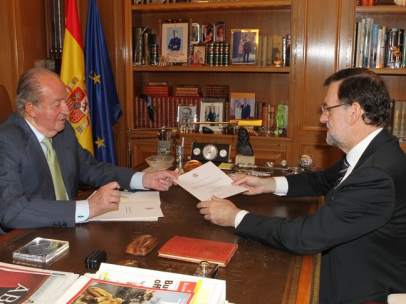 El rey abdica