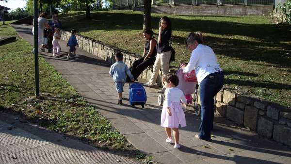 Niños yendo al colegio Niños yendo al colegio
