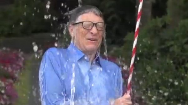 Bill Gates acepta el reto del cubo de agua helada por la lucha contra el ELA Bill Gates acepta el reto del cubo de agua helada por la lucha contra el ELA