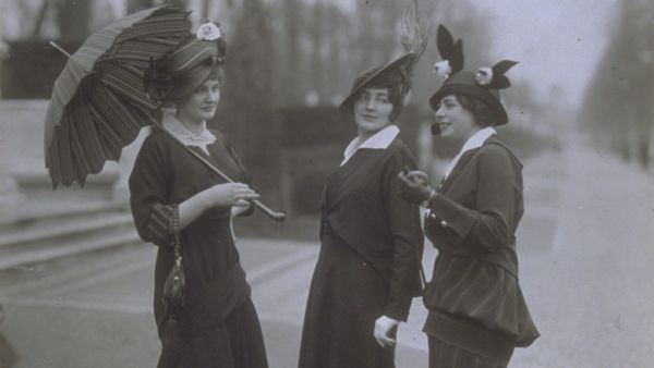 Wilhelm Willinger: Straßenkostüme von unbekanntem Berliner Modehaus, um 1915 Wilhelm Willinger: Straßenkostüme von unbekanntem Berliner Modehaus, um 1915