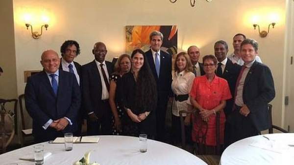 Kerry con activstas cubanos Kerry con activstas cubanos