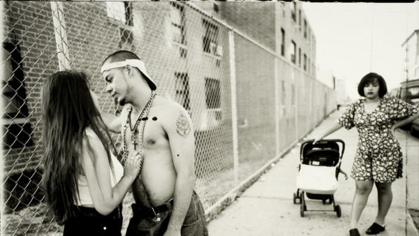 Vincent Cianni (EE. UU., 1952). Anthony ligando con Giselle, Vivian esperando, Lorimer Street, Williamsburg, Brooklyn, 1996 Vincent Cianni (EE. UU., 1952). Anthony ligando con Giselle, Vivian esperando, Lorimer Street, Williamsburg, Brooklyn, 1996